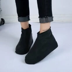 Siliconen Unisex Waterdichte Overschoenen Zwart Maat L 39-44 - Herbruikbaar – Anti Slip Regen Overschoen - Schoenhoesjes - Waterdichte Schoenbeschermers - Regenhoes – Schoenovertrek - Regenlaarzen -Bo Camp Goedkope Winkel 1200x1200 1064