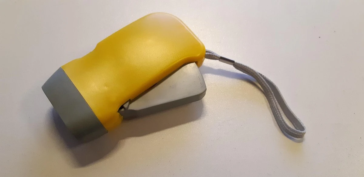 Merkloos Knijpkat - 25 Lumen - Oplaadbaar - Duurzaam - Dynamo - Geel 3 Merkloos Knijpkat - 25 Lumen - Oplaadbaar - Duurzaam - Dynamo - Geel - Afbeelding 3