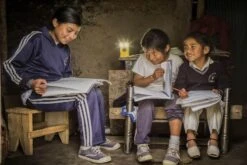 WakaWaka Light Geel - LED Lamp Op Zonne-energie - Zelfopladend -Bo Camp Goedkope Winkel 1200x800 268