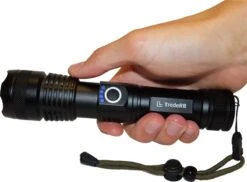 TradeRB® Militaire LED Zaklamp - USB Oplaadbare Zaklamp - Inclusief 5000 MAh Batterij - 20 Branduren - Zoomfunctie - Telescopische Lens - 3000 Lumen - Aluminium - Zwart -Bo Camp Goedkope Winkel 1200x884 3